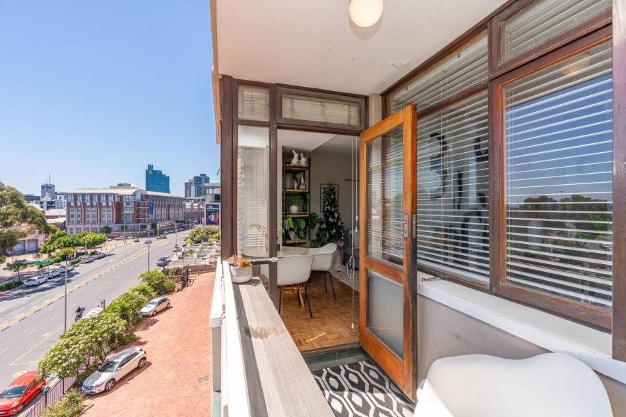 To Let 2 Bedroom Property for Rent in Green Point Western Cape